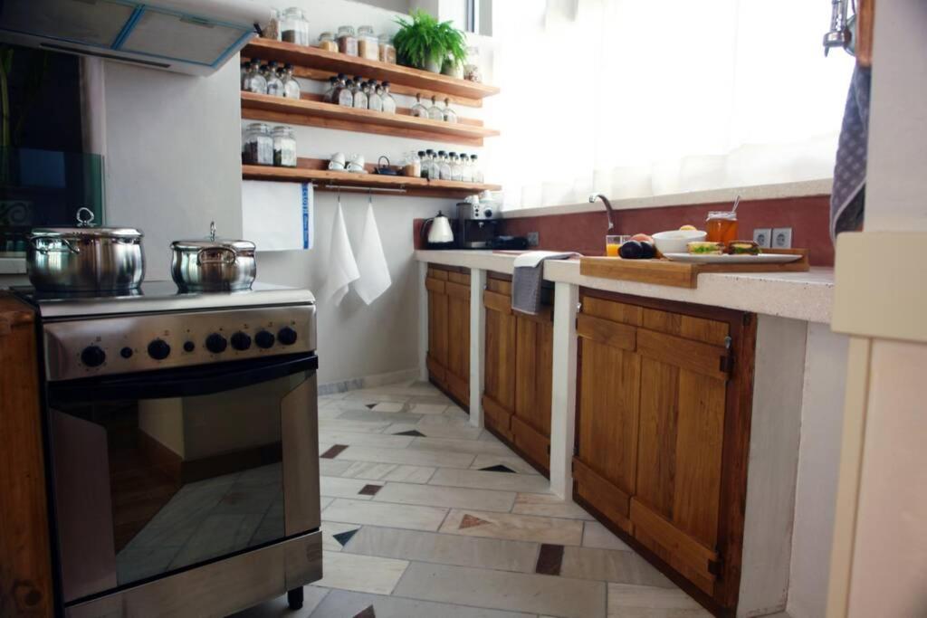 Unique - Spacious Studio With Rooftop / Thissio Athena Bagian luar foto
